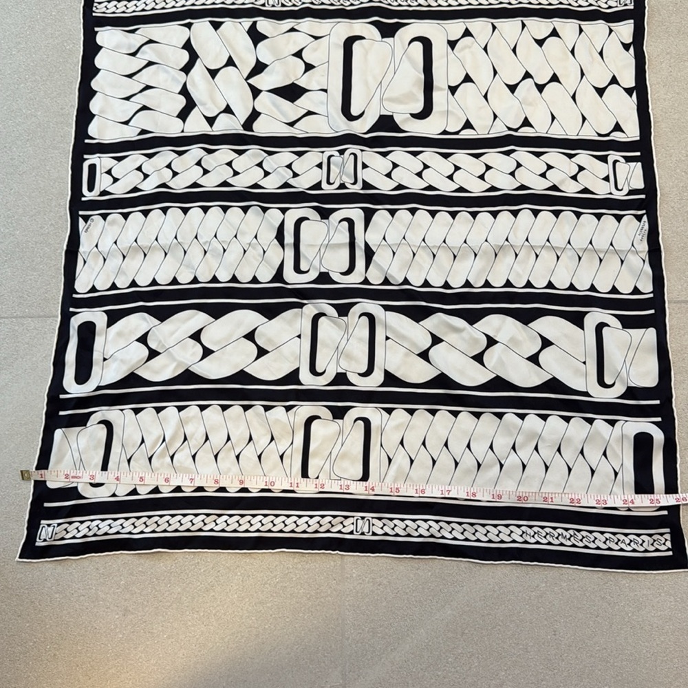 Hermès Clic, c'est noué Scarf! - Picture 10 of 13
